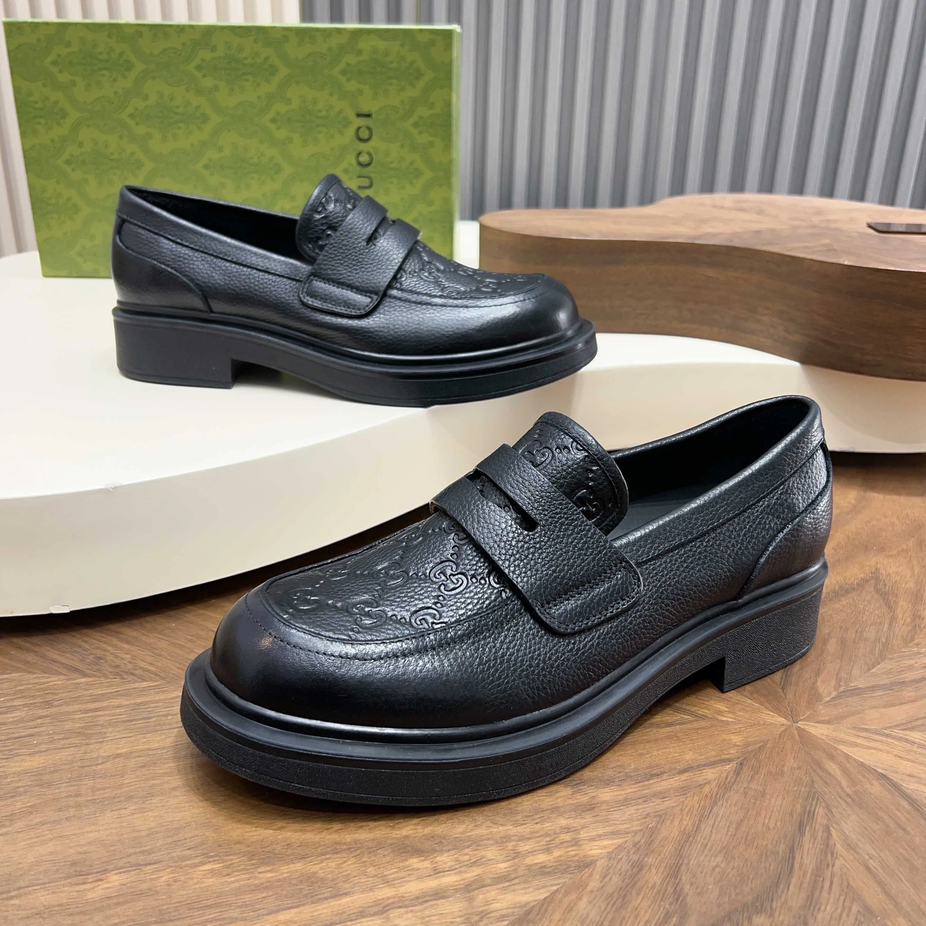 💰780 Gucci/Gucci new men’s lace-up shoes with GG details, matte cow leather derby shoes! The design of this men's lace-up shoe is rooted in the brand's heritage. Crafted from premium waxed cow leather, it is embellished with GG printed embossed suede leather details, a nod to Gucci's iconic monogram. The rubber sole decorated with GG pattern adds a touch of modern fashion to this design. Typical three-joint style design. European and American classic version, full calfskin lining. The overall upper texture is soft and the lining is comfortable and breathable. 2CM thickened soft rubber sole, easy to control. Versatile and stylish upper foot, multiple colors available to meet different matching needs, complete package! Size: 39-40-41-42-43-44 leather shoe size (38.45.46 can be customized)